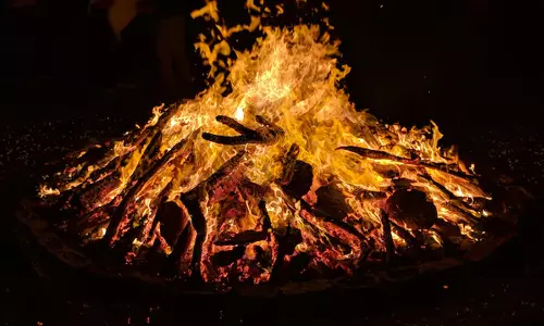 உத்தரகாண்டில் குளிரூக்காக மூட்டிய தீ- புகையால் மூச்சுத்திணறி உயிரிழந்த தம்பதி