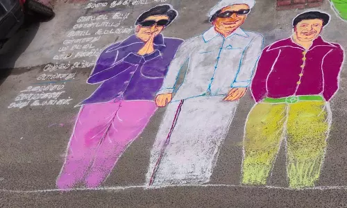 வீட்டு வாசலில் எம்.ஜி.ஆர். கோலம் போட்டு அசத்திய புதுச்சேரி சட்டசபை பாதுகாவலர்