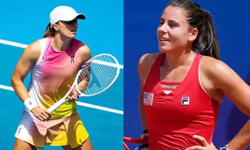 ஆஸ்திரேலிய ஓபன் டென்னிஸ்: ஸ்வியாடெக், எம்மா நவர்ரோ 4-வது சுற்றுக்கு முன்னேற்றம்