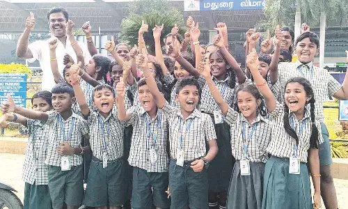 விமானத்தில் செல்ல வேண்டும் விளையாட்டாக கேட்டதை நிறைவேற்றிய பள்ளி தலைமை ஆசிரியர்