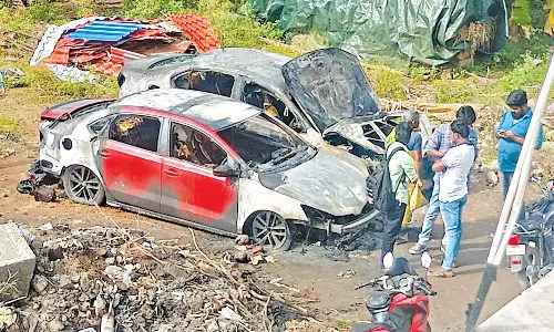 திருப்பூரில்  3 கார்கள் தீ வைத்து எரிப்பு- போலீசார் விசாரணை