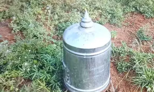 சில்லரை மட்டும் இருந்ததால் கோவில் உண்டியலை புதரில் வீசிச்சென்ற கொள்ளையர்கள்