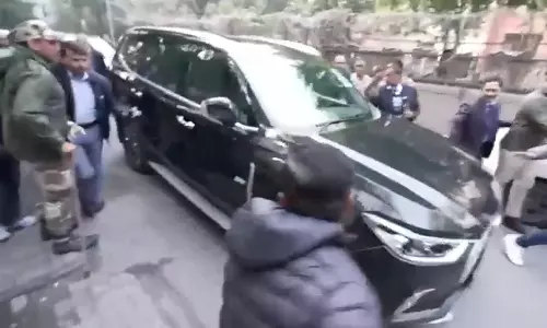 பிரச்சாரத்திற்கு சென்ற அரவிந்த் கெஜ்ரிவால் கார் மீது தாக்குதல்