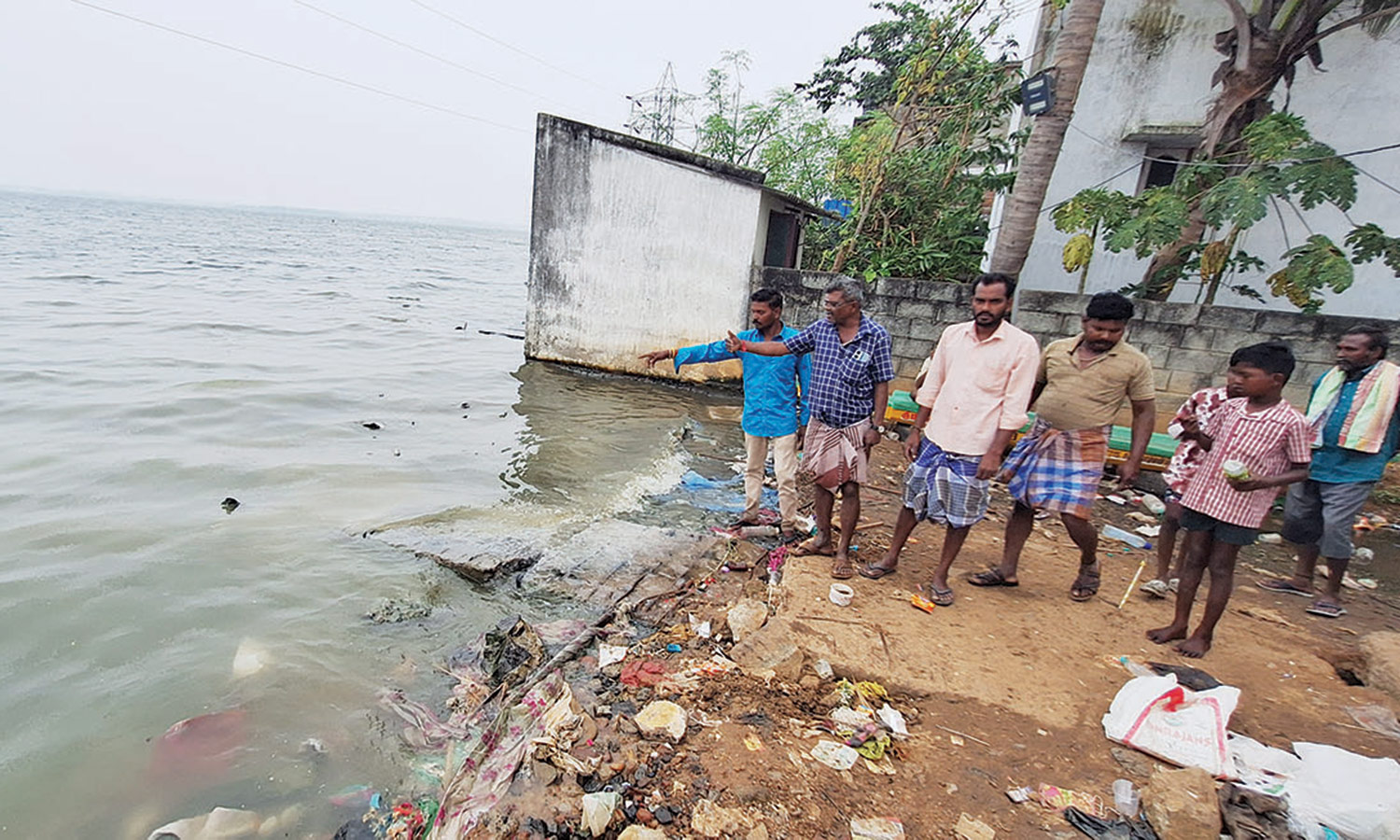 அம்பத்தூர் பகுதியில் புழல் ஏரியில் திறந்து விடப்படும் கழிவுநீர்- நடவடிக்கை எடுக்க பொதுமக்கள் கோரிக்கை