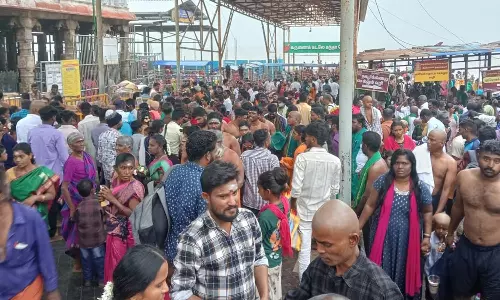 திருச்செந்தூர் கோவிலில் அலைமோதிய பக்தர்கள் கூட்டம்