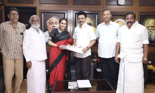 திமுகவில் இணைந்தார் சத்யராஜ் மகள்