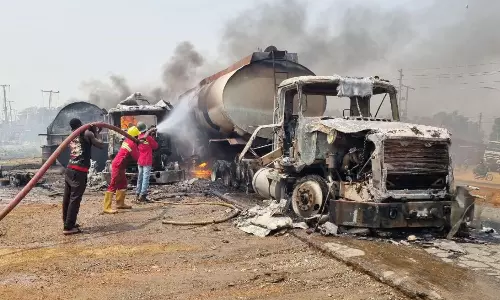 நைஜீரியாவில் பெட்ரோல் டேங்கர் வெடித்துச் சிதறியதில் 70 பேர் பலி