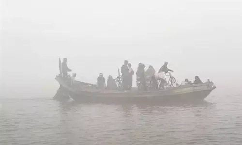 கங்கையில் படகு  கவிழ்ந்து 3 பேர் பலி.. 4 பேர் மாயம் - பீகாரில் சோகம்