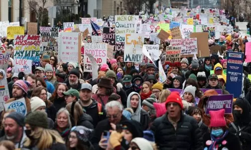 நாளை பதவியேற்கும் டிரம்புக்கு எதிராக தலைநகரில் ஆயிரக்கணக்கானோர் போராட்டம் - ஏன் தெரியுமா?
