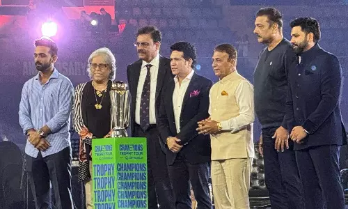 ஐசிசி சாம்பியன்ஸ் டிராபி கோப்பை உடன் கிரிக்கெட் ஜாம்பவான்கள்