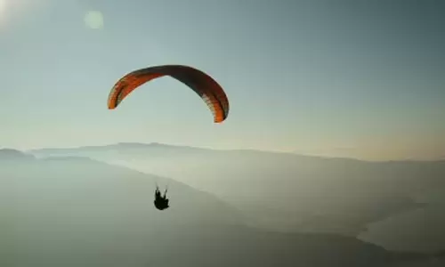 பாராகிளைடிங்கில் பறந்தபோது விபரீதம்- கயிறு அறுந்து சுற்றுலா பயணி உள்பட இருவர் உயிரிழப்பு