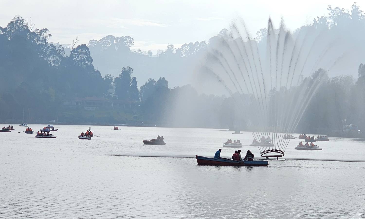 கொடைக்கானலில் கடும் பனி மூட்டத்துடன் கூடிய சாரல் மழை