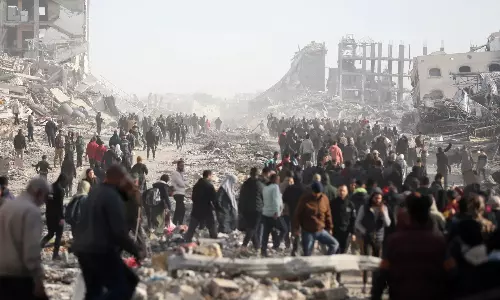 மீண்டும் உயிர்த்தெழ 350 வருடங்கள் ஆகும்.. சிதிலங்களில் வீடுகளைத்  தேடும் காசா மக்கள்