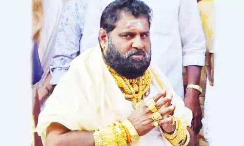 அருணாசலேஸ்வரர் கோவிலுக்கு 3 கிலோ தங்க நகைகள் அணிந்து வந்த தொழிலதிபர்