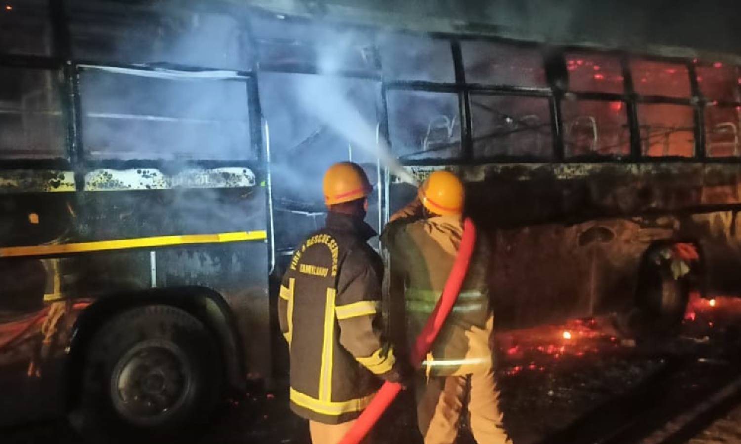 நெல்லை தனியார் பணிமனையில் திடீர் தீ விபத்து: 2 பஸ்கள் எரிந்து நாசம்