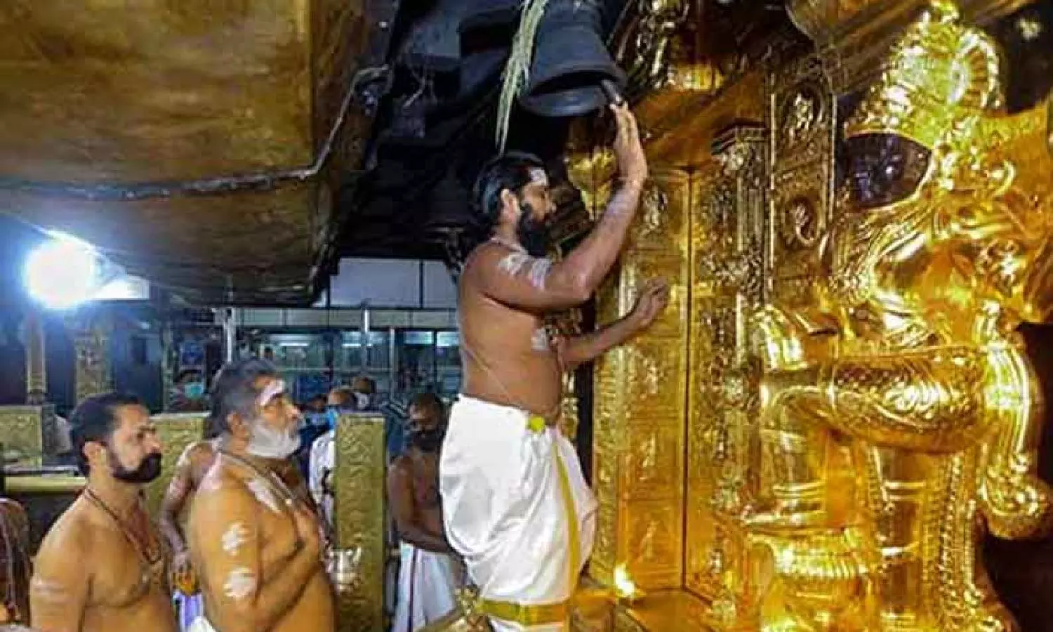 மகரவிளக்கு பூஜை முடிந்து சபரிமலை ஐயப்பன் கோவில் நடை இன்று அடைக்கப்பட்டது