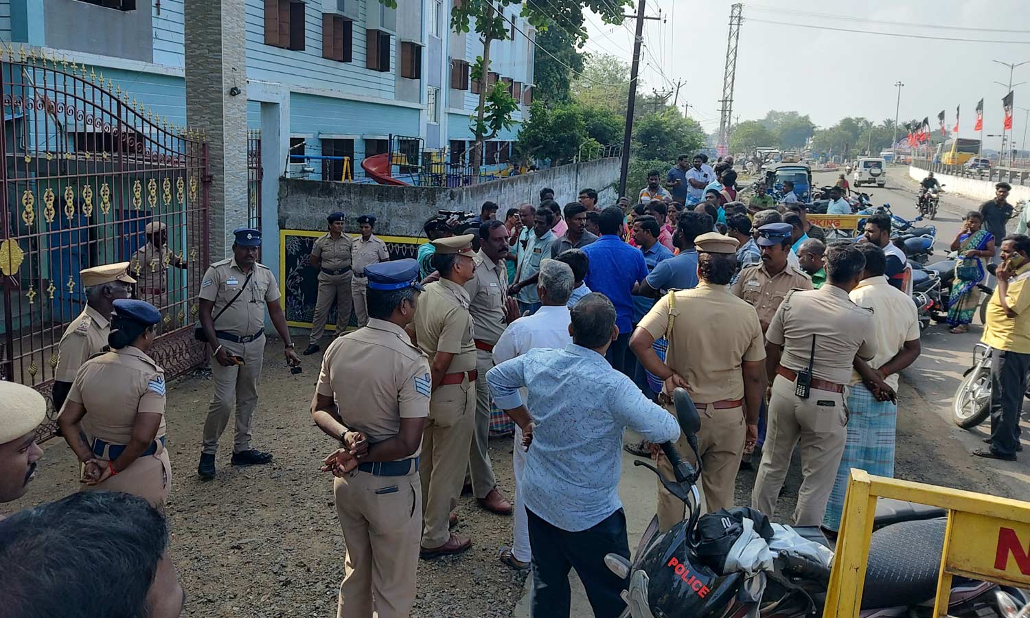 சிறுமி இறந்ததால் மூடப்பட்ட பள்ளி 16 நாட்களுக்கு பின்பு திறப்பு- முற்றுகையிட்ட பெற்றோர்கள்