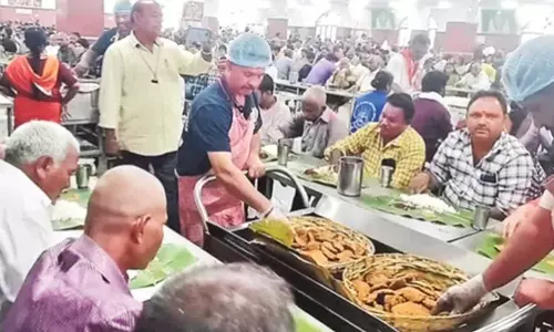 திருப்பதி கோவிலில் அன்னதானத்துடன் சுடச்சுட மசால் வடை...