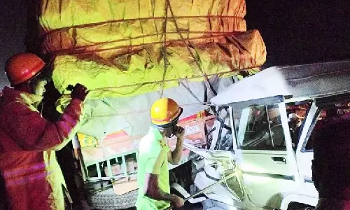 மதுரை அருகே லாரி மீது கார் மோதி விபத்து: ஒருவர் பலி, 5 பேர் படுகாயம்