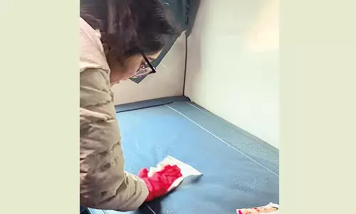 ரெயில் இருக்கையை சுத்தம் செய்த பெண்மணி