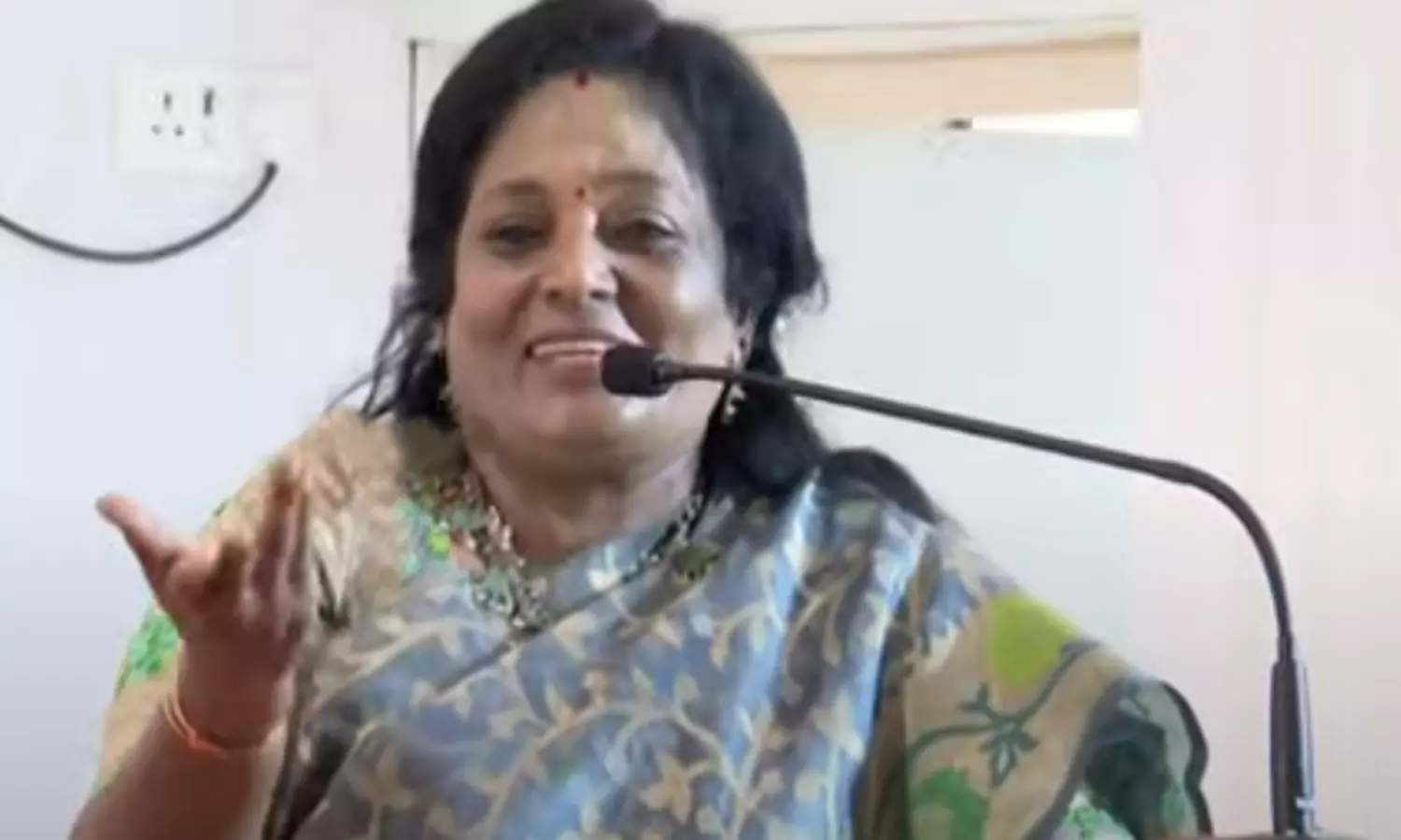 கோமியம் குடித்தால் டாஸ்மாக் விற்பனை குறையும்- தமிழிசை சவுந்தரராஜன்