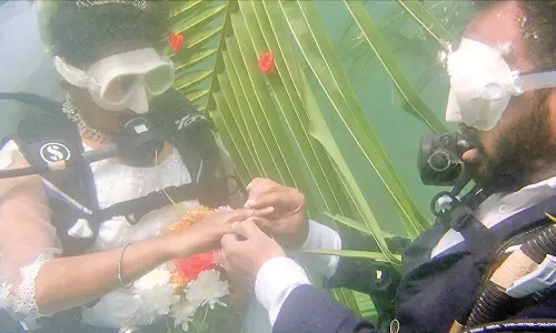 புதுச்சேரியில்  ஆழ்கடலில் மோதிரம் மாற்றி திருமணம் செய்து கொண்ட ஜோடி