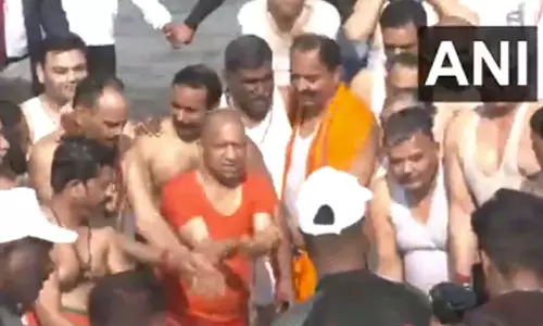 மகா கும்பமேளாவில் சிறப்பு அமைச்சரவை கூட்டம் : திரிவேணி சங்கமத்தில் புனித நீராடிய அமைச்சர்கள்