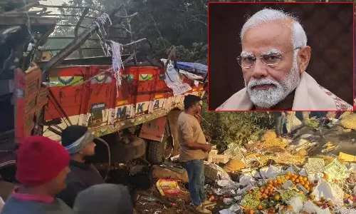 கர்நாடகாவில் லாரி விபத்தில் 10 பேர் பலி: பிரதமர் மோடி இரங்கல்- நிவாரணம் அறிவிப்பு