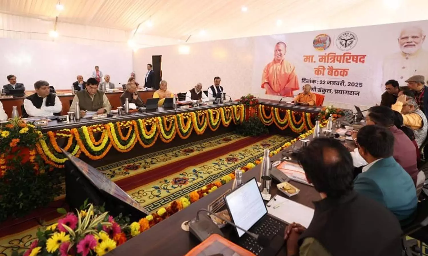 மகா கும்பமேளாவில் சிறப்பு அமைச்சரவை கூட்டம் : திரிவேணி சங்கமத்தில் புனித நீராடிய அமைச்சர்கள் மகா கும்பமேளாவில் சிறப்பு அமைச்சரவை கூட்டம் : திரிவேணி சங்கமத்தில் புனித நீராடிய அமைச்சர்கள்