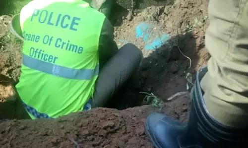 குட்டையில் விழுந்து இறந்த 3 வயது பெண் குழந்தை உடலை போலீசாருக்கு தெரியாமல் புதைப்பு