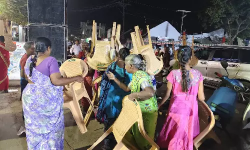 அ.தி.மு.க. பொதுக்கூட்டத்தில் நாற்காலிகளை தூக்கிச் சென்ற பொதுமக்கள்