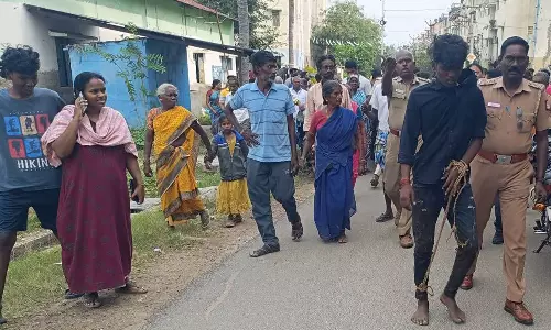 வீட்டில் தனியாக இருந்த பெண்ணிடம் நகை பறித்த வாலிபர்கள்- 2 கி.மீ. தூரம் விரட்டி சென்று மடக்கிய பொதுமக்கள்