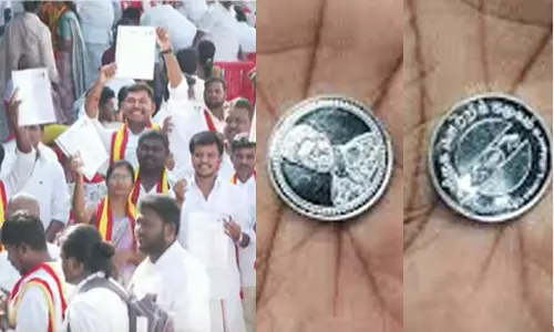 120 மாவட்டச் செயலாளர்களை நியமித்து வெள்ளி நாணயம் வழங்கிய விஜய்