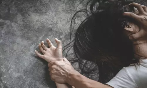 ஆட்டோ டிரைவரால் வன்கொடுமைக்கு ஆளான இளம்பெண் பிறப்புறுப்பில் கற்கள், பிளேடை சொருகிக்கொண்ட அவலம்..