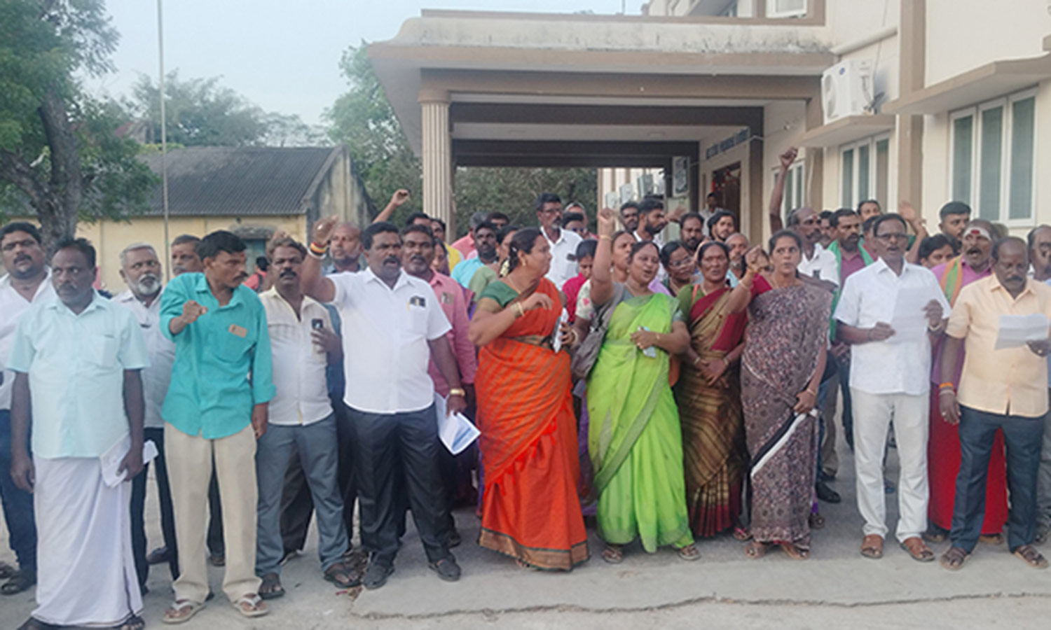 பொன்னேரி வட்டாட்சியர் அலுவலகம் முன்பு வருவாய் கிராம ஊழியர்கள் ஆர்ப்பாட்டம்