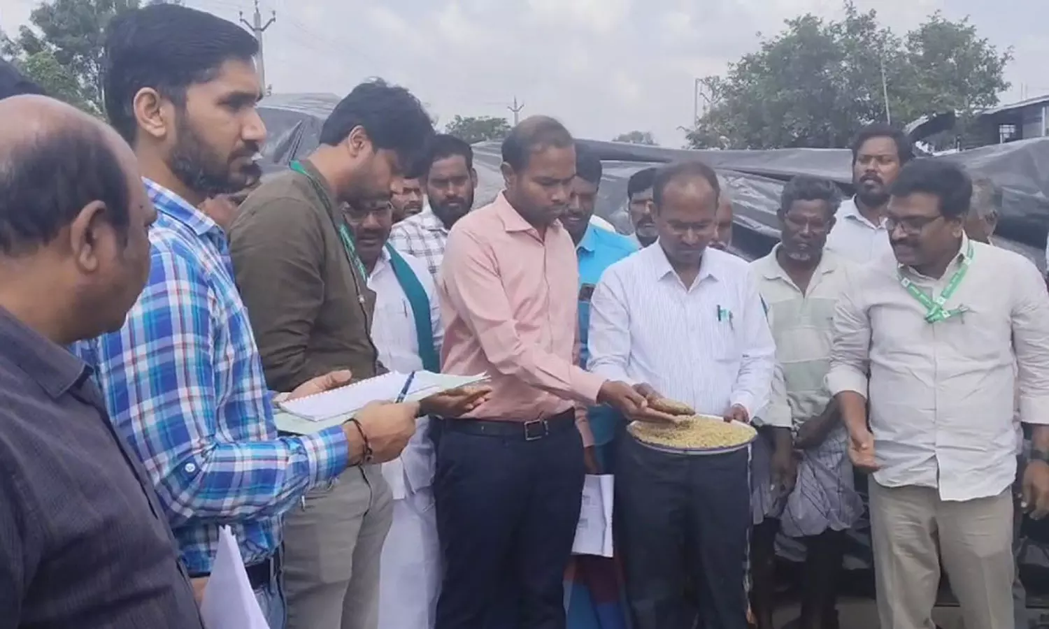 காட்டுமன்னார்கோவிலில் மத்திய குழுவினர் ஆய்வு- விரைவில் இழப்பீடு வழங்க விவசாயிகள் வலியுறுத்தல்