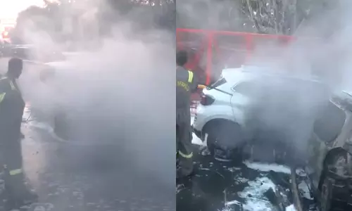 மகா கும்பமேளாவில் மீண்டும் தீ விபத்து- சாலையில் நிறுத்தப்பட்டிருந்த கார்கள் தீப்பிடித்ததால் பரபரப்பு