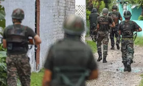 ஜம்மு காஷ்மீரில் ராணுவ முகாம் மீது துப்பாக்கிசூடு நடத்திய பயங்கரவாதிகள்