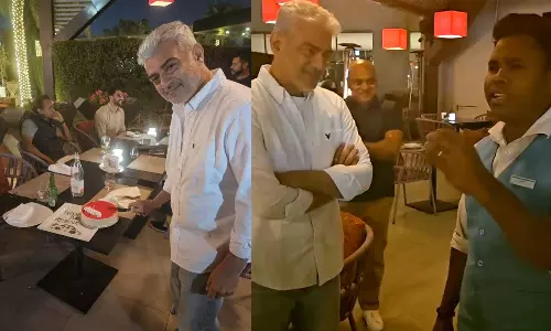 VIDEO: ரசிகர் பாடிய கண்டுகொண்டேன் கண்டுகொண்டேன் பாடலை கேட்டு ரசித்து பாராட்டிய அஜித்