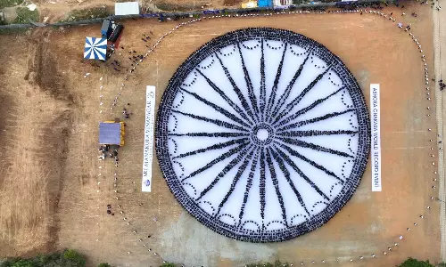 4500 மாணவர்கள் ஒன்று சேர்ந்து உருவாக்கிய அசோக சக்கரம்- உலக சாதனை புத்தகத்தில் இடம் பெற்றது