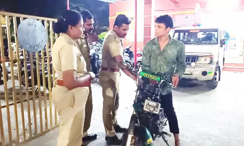 பைக்கில் மண்டை ஓடு உருவம்- திருக்குறள் ஒப்புவிக்க கூறி வாலிபருக்கு நூதன தண்டனை