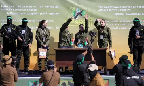 VIDEO: போர் நிறுத்தம் எதிரொலி..  4 இளம் இஸ்ரேலிய பெண் பிணைக் கைதிகளை விடுவித்த ஹமாஸ்