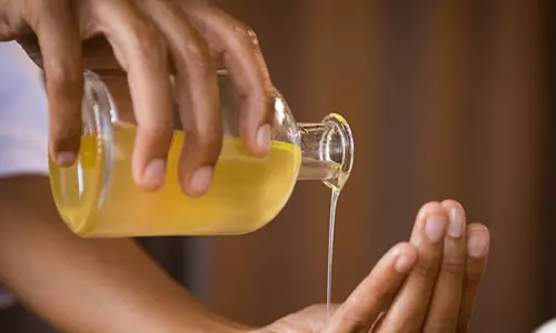 எண்ணெய்க் குளியல் எடுங்கோ...