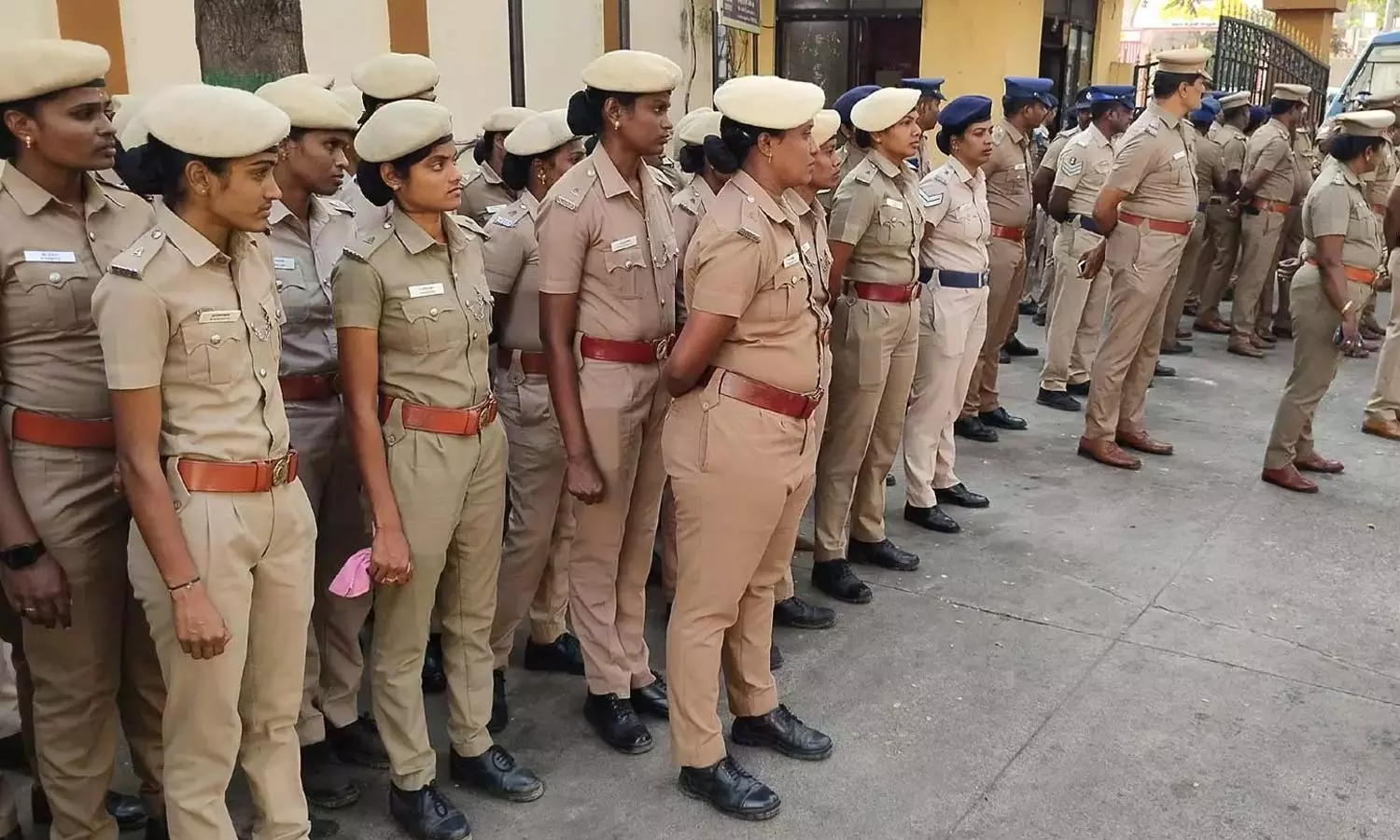 தமிழகம் முழுவதும் பலத்த பாதுகாப்பு- பஸ், ரெயில் நிலையங்களில் தீவிர சோதனை தமிழகம் முழுவதும் பலத்த பாதுகாப்பு- பஸ், ரெயில் நிலையங்களில் தீவிர சோதனை