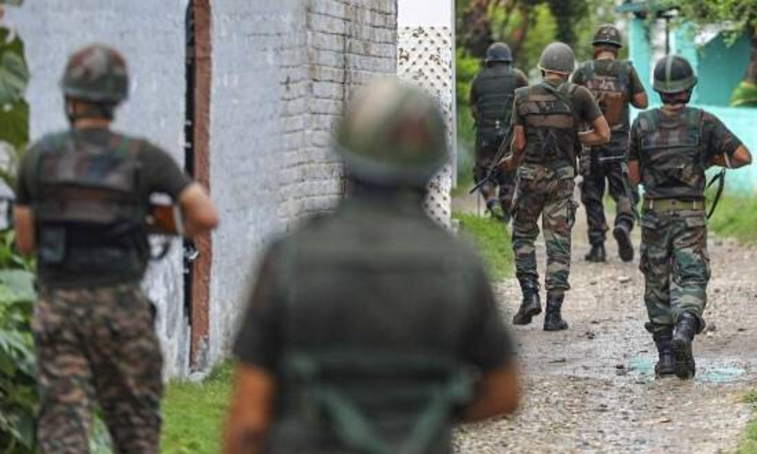 ஜம்மு காஷ்மீரில் ராணுவ முகாம் மீது துப்பாக்கிசூடு நடத்திய பயங்கரவாதிகள்