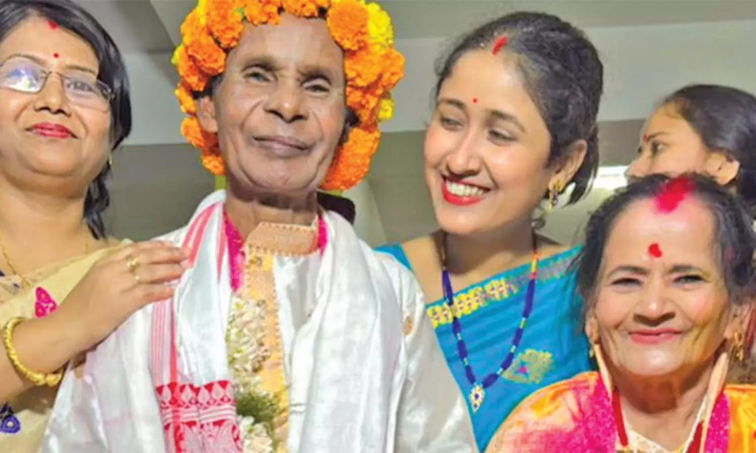 அசாமில் ருசிகர சம்பவம்- முதியோர் இல்லத்தில் காதலித்து திருமணம் செய்து கொண்ட ஜோடி அசாமில் ருசிகர சம்பவம்- முதியோர் இல்லத்தில் காதலித்து திருமணம் செய்து கொண்ட ஜோடி