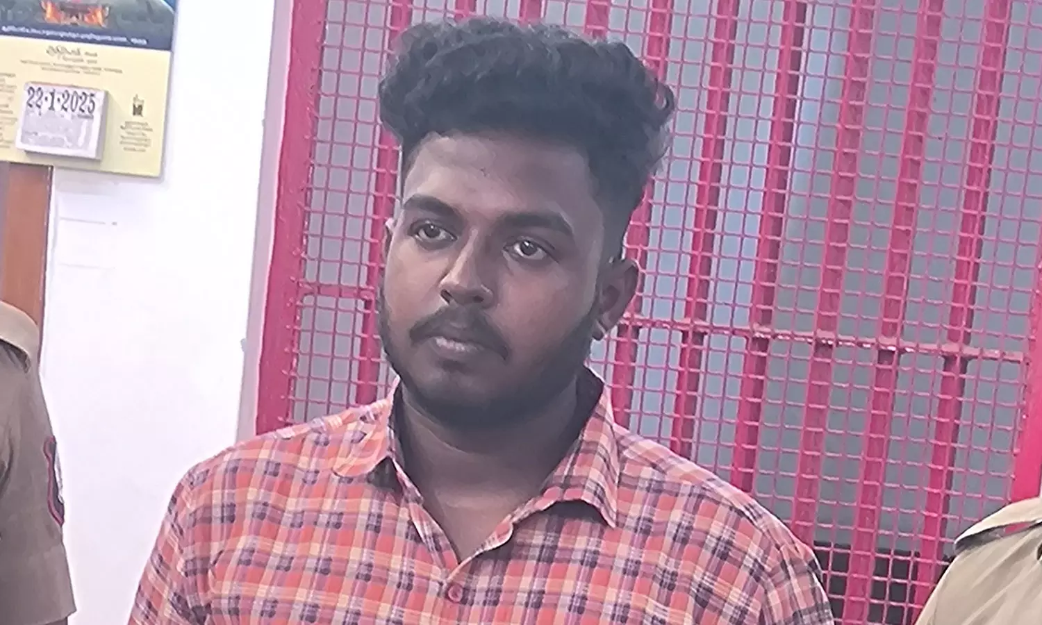 பெண் குளிப்பதை வீடியோ எடுத்த வாலிபர் கைது பெண் குளிப்பதை வீடியோ எடுத்த வாலிபர் கைது