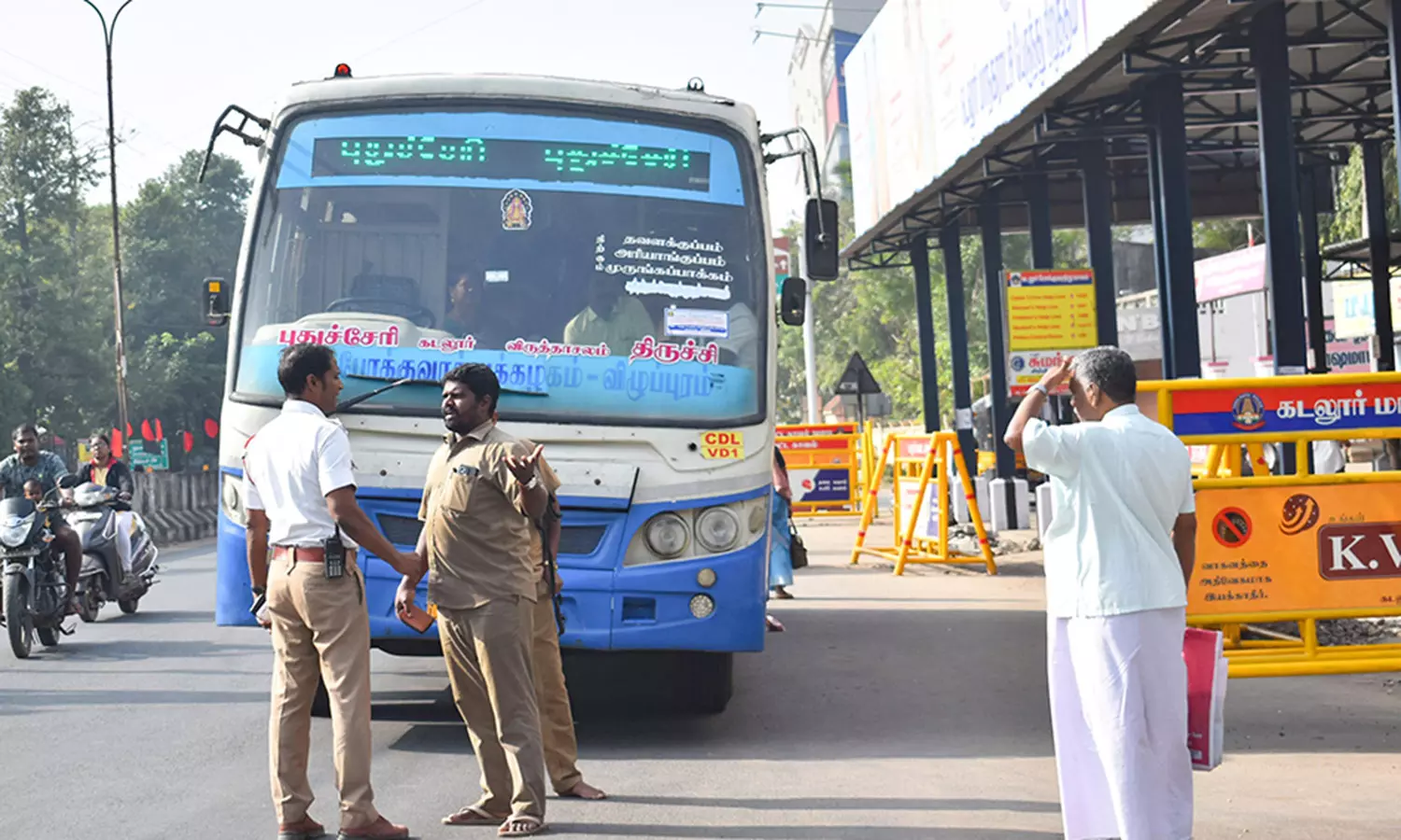 மஞ்சக்குப்பம் பஸ் நிறுத்தத்திற்குள் செல்லாத 11 பஸ்களுக்கு அபராதம் மஞ்சக்குப்பம் பஸ் நிறுத்தத்திற்குள் செல்லாத 11 பஸ்களுக்கு அபராதம்