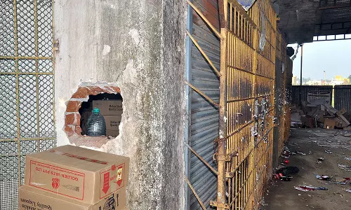 திருத்தணி அருகே மதுக்கடையில் துளை போட்டு கொள்ளை