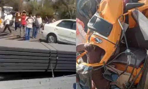 தெலுங்கானாவில் லாரி கவிழ்ந்து விபத்து: ஆட்டோ மீது இரும்புக் கம்பிகள் விழுந்ததில் உடல் நசுங்கி 7 பேர் பலி